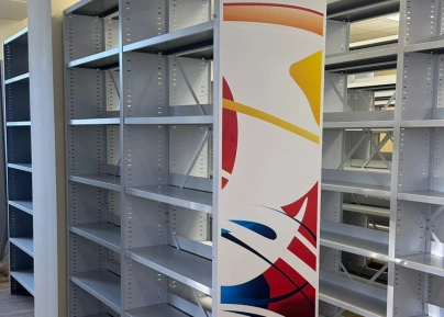 Стеллажи для библиотеки с цветовой печатью на лицевых панелях