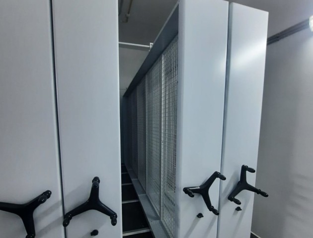 Передвижные стеллажи с сетками для хранения картин