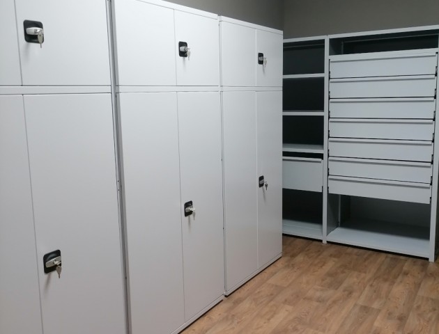 металлические стеллажи с дверями