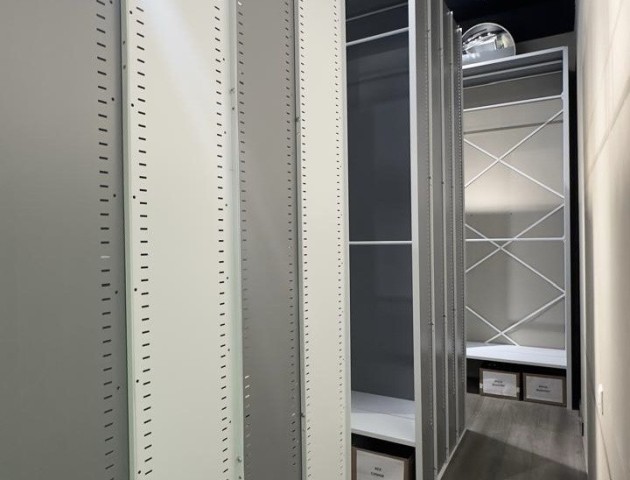 стеллажи со штангами для одежды