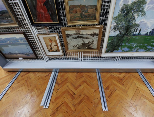 стеллаж на рельсах для картин