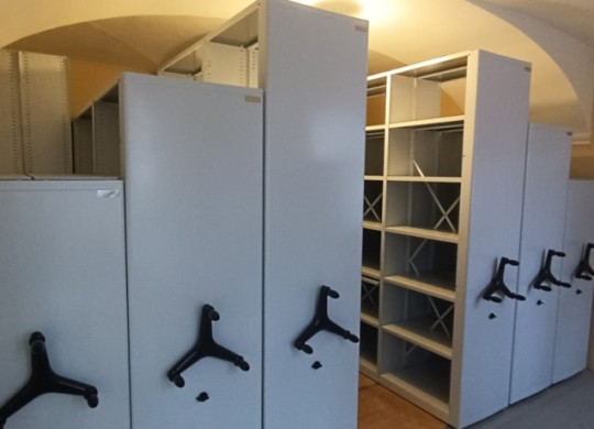 Разноуровневые передвижные стеллажи